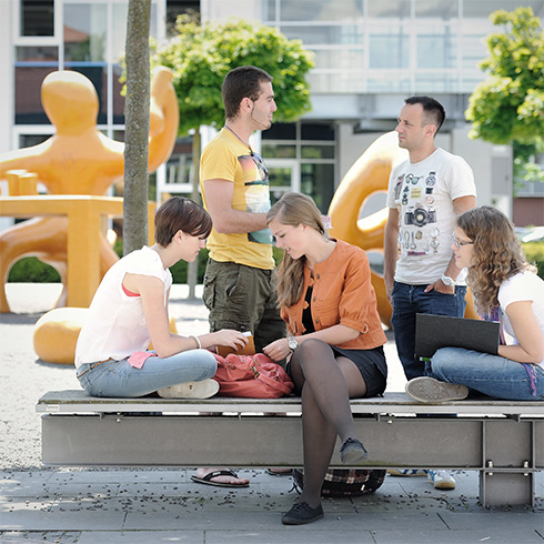 Fünf Studierende der HTWG Konstanz im Gespräch auf dem Forum